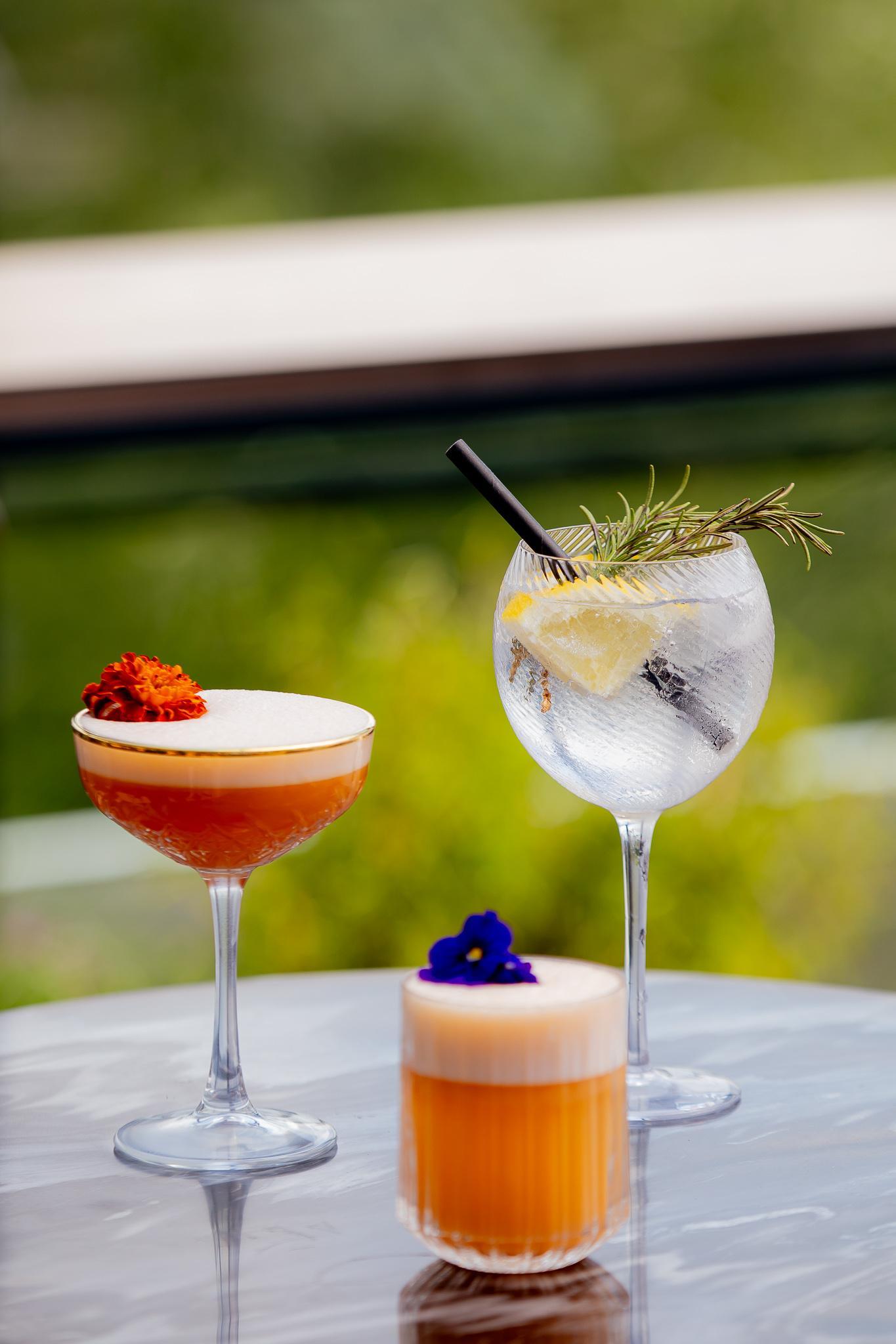 Hotel Haarhuis Arnhem Bagian luar foto A cocktail at the bar