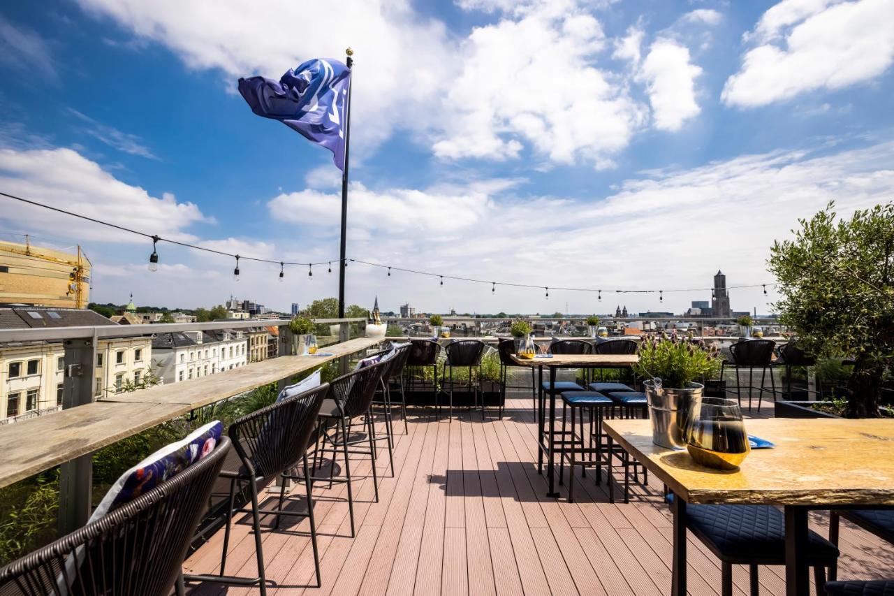 Hotel Haarhuis Arnhem Bagian luar foto The rooftop bar at the hotel